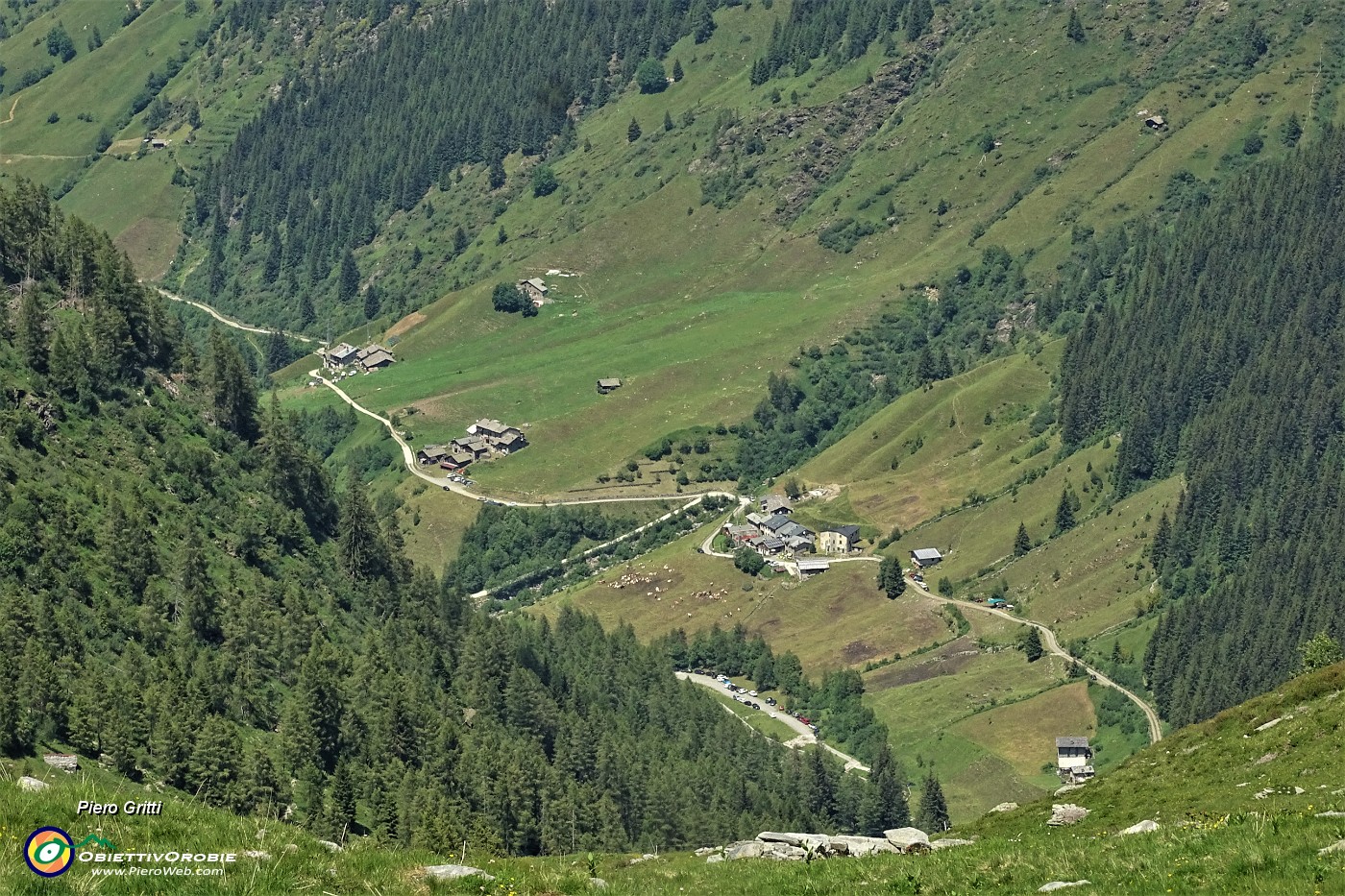 61 Zoom sulla Valle Lunga con la stradetta risalente dalla Valtellina.JPG